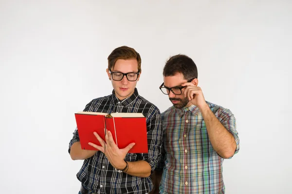 Leitura de nerds — Fotografia de Stock