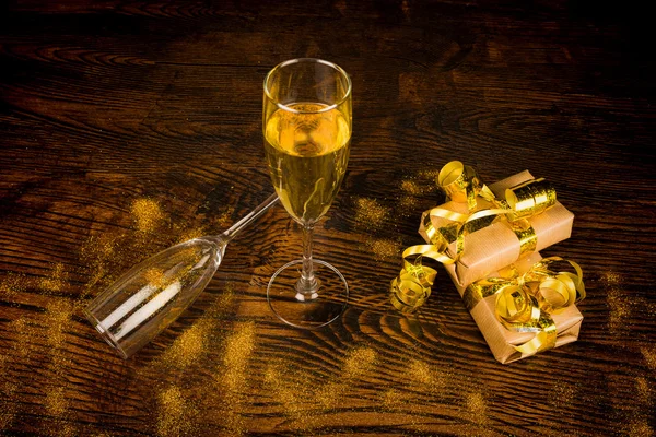 Geschenke und Champagner — Stockfoto