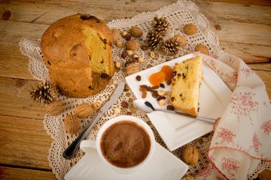 Sıcak çikolata ile panettone