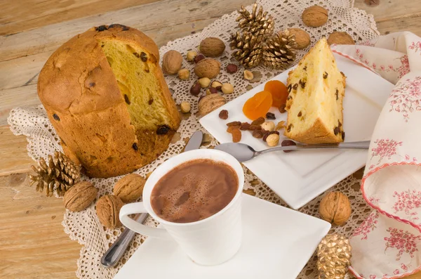 Panettone met warme chocolademelk — Stockfoto