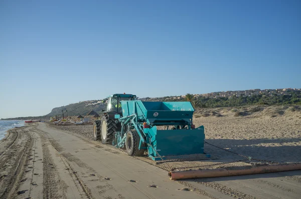 Traktor, čištění pláž — Stock fotografie