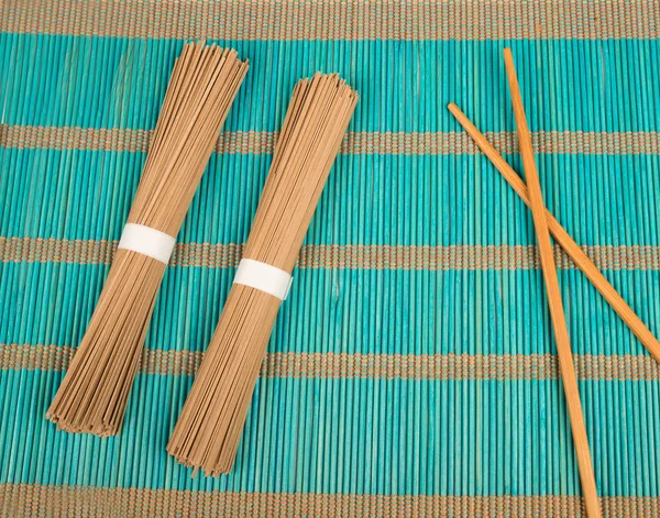 Soba y palillos — Foto de Stock