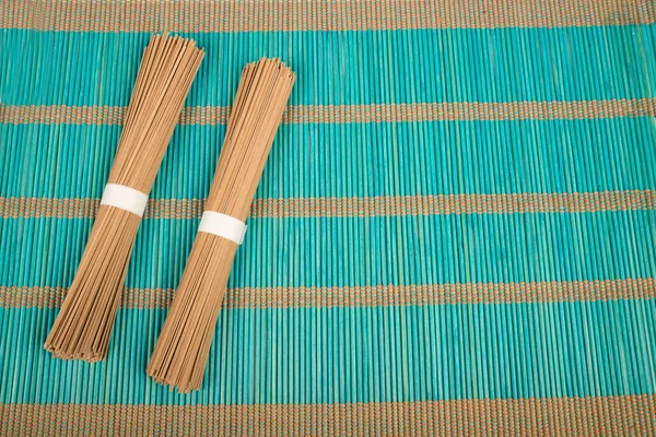 Соба на бамбуковом коврике — стоковое фото