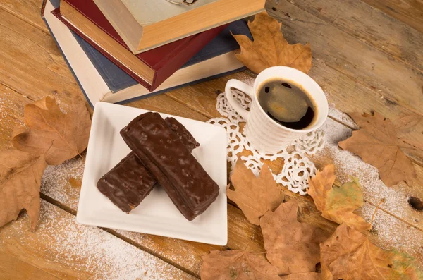 Books and a snack — Stock Photo, Image