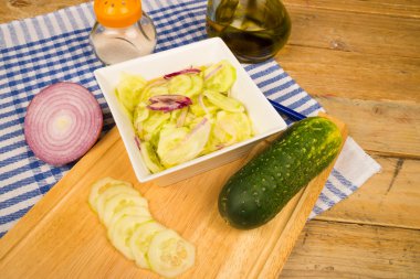 Bir salatalık salatası hazırlama