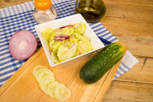 Příprava okurkový salát — Stock fotografie