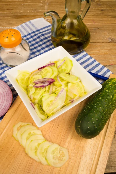 Préparation d'une salade de concombre — Photo