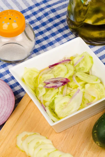 Bir salatalık salatası hazırlama — Stok fotoğraf