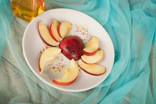 Manzana en rodajas en plato blanco — Foto de Stock