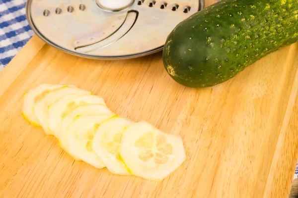 Rodajas de pepino junto a un procesador de alimentos —  Fotos de Stock