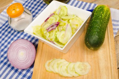 Bir salatalık salatası hazırlama