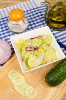 Bir salatalık salatası hazırlama