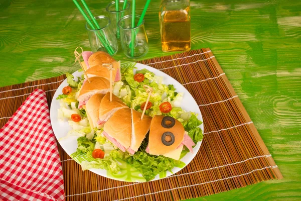 Snake smörgås med fräsch sallad — Stockfoto