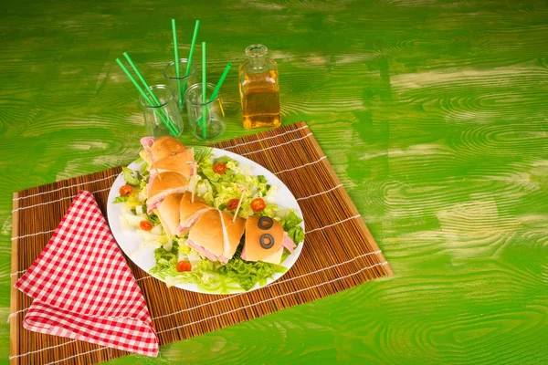 Sanduíche de cobra com salada fresca — Fotografia de Stock