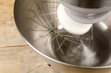 Dönen çırpma teli aracı