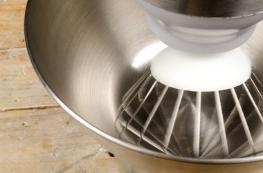 Dönen çırpma teli aracı