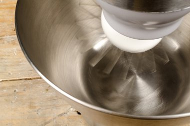 Dönen çırpma teli aracı