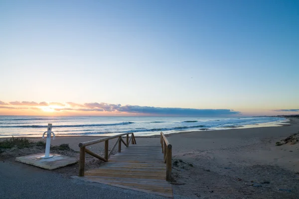 Salida del sol en la pintoresca playa de Guardamar — Foto de Stock