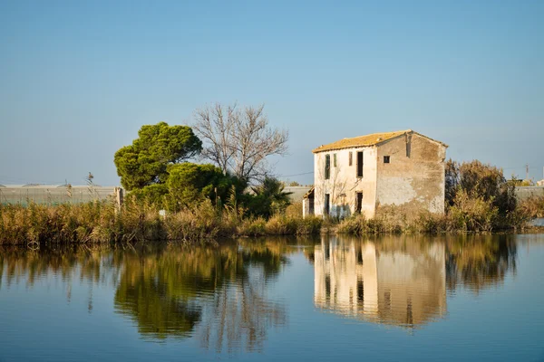 Old farmhouse in Albufera lagoon — Stock Photo, Image