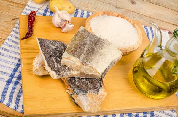 Bacalhau seco a ser dessaltado — Fotografia de Stock