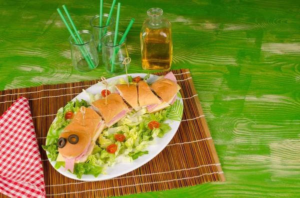 Sandwich de serpiente con ensalada fresca —  Fotos de Stock