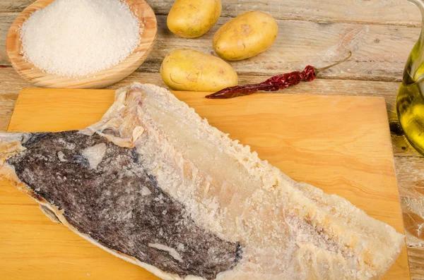 Gedroogde kabeljauw en ingrediënten — Stockfoto