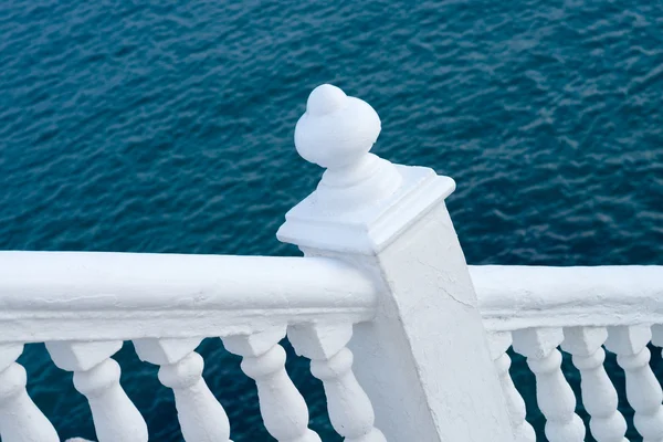 Balustrada biały z widokiem na ocean — Zdjęcie stockowe