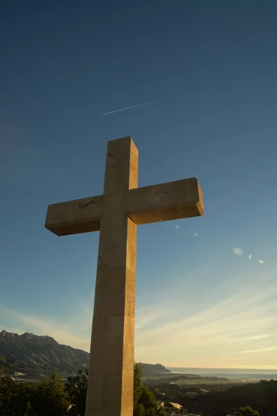 Cruz alta bajo el sol de la mañana —  Fotos de Stock