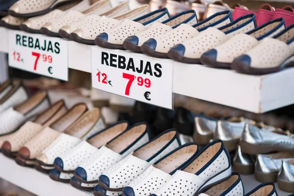 Sapatos com um preço de desconto — Fotografia de Stock