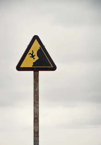 높은 절벽 위에 경고 표시 — 스톡 사진