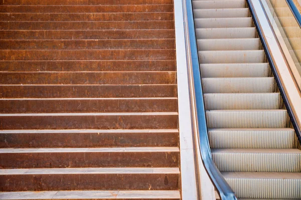 Escalera junto a una escalera mecánica —  Fotos de Stock