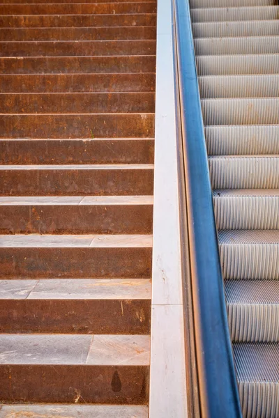 Escadaria ao lado de uma escada rolante — Fotografia de Stock