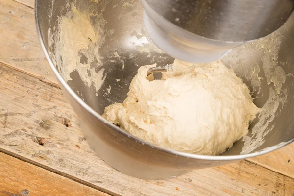 Binnenlandse keukenmachine met deeg — Stockfoto