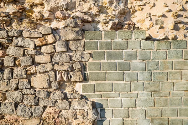 Camadas reconstruídas de uma parede velha — Fotografia de Stock