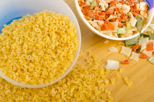 Noodles and dehydrated vegetables, raw soup ingredients — Stock Photo, Image