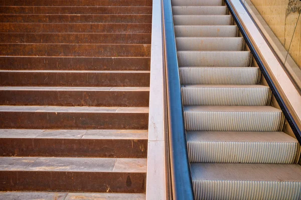 Escaleras modernas y escaleras mecánicas — Foto de Stock