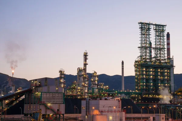 Большой нефтехимический комплекс — стоковое фото