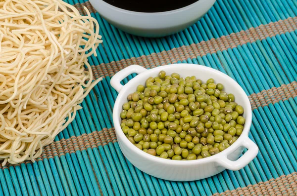 醤油および大豆の豆 ストック写真