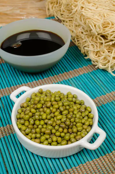Molho de soja e feijão de soja — Fotografia de Stock