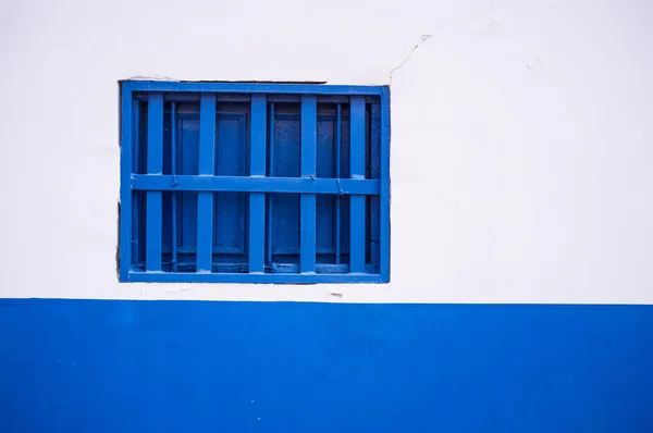 Синьо-білий фасад — стокове фото