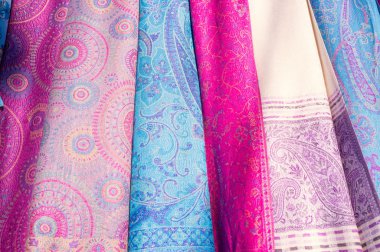 Başörtüsü bir semt pazarı üzerinde