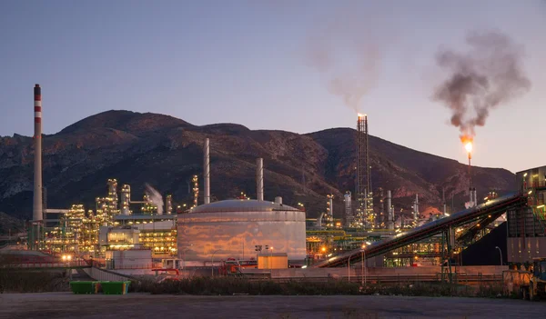 Instalação petroquímica ao entardecer — Fotografia de Stock