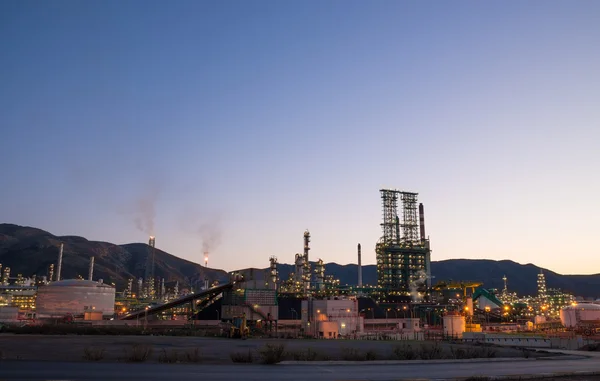 Instalação petroquímica ao entardecer — Fotografia de Stock