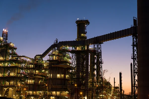 Petrochemical plant at dusk — Stock Photo, Image