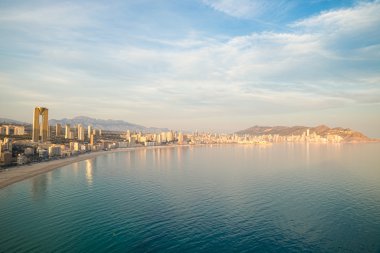 Benidorm Koyu'nun sakin suları