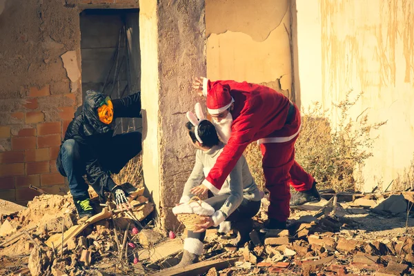 Santa y el monstruo de Halloween robando los huevos del conejo de Pascua — Foto de Stock