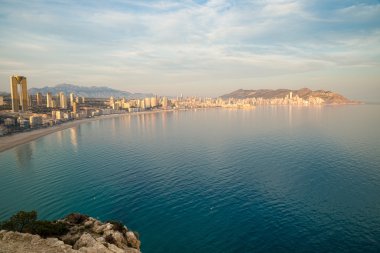 Benidorm Koyu'nun sakin suları