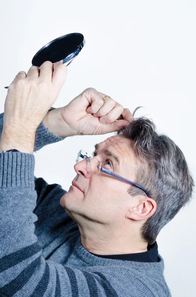 Procurando cabelos grisalhos — Fotografia de Stock