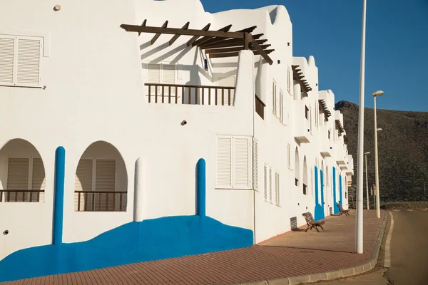 Средиземноморские цвета на фасаде — стоковое фото