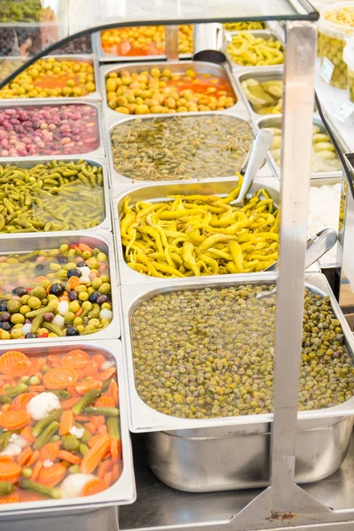 一个街边市场摊档腌制的蔬菜 — 图库照片